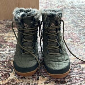 Columbia green winter boots size 8.5, barely worn